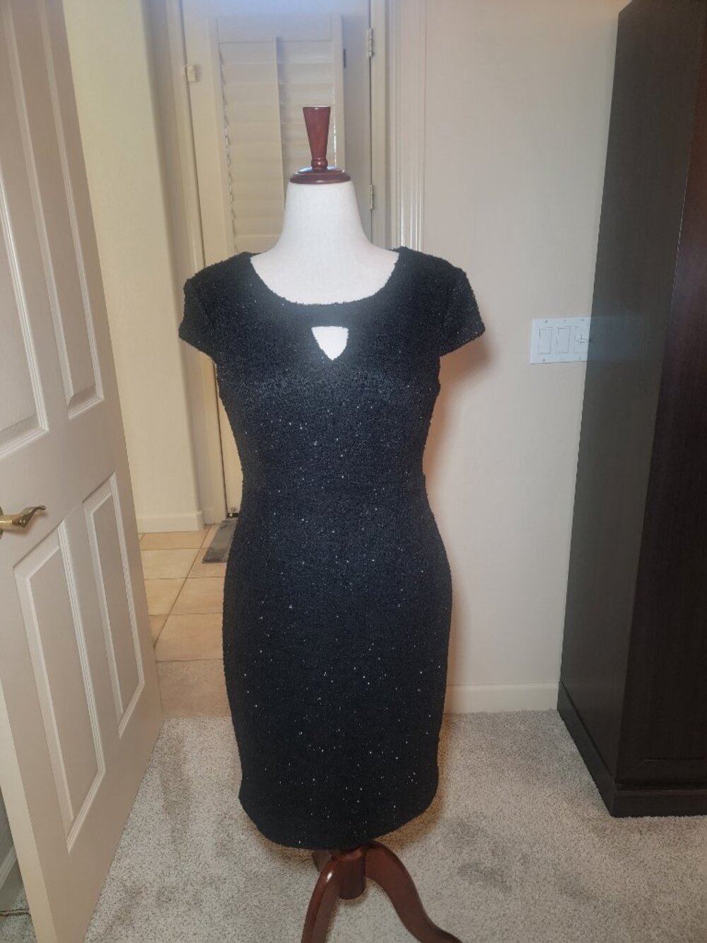 EUC! Connected Apparel Black Sheath Dress, knee length Size 8, Sparkly & Chic!
